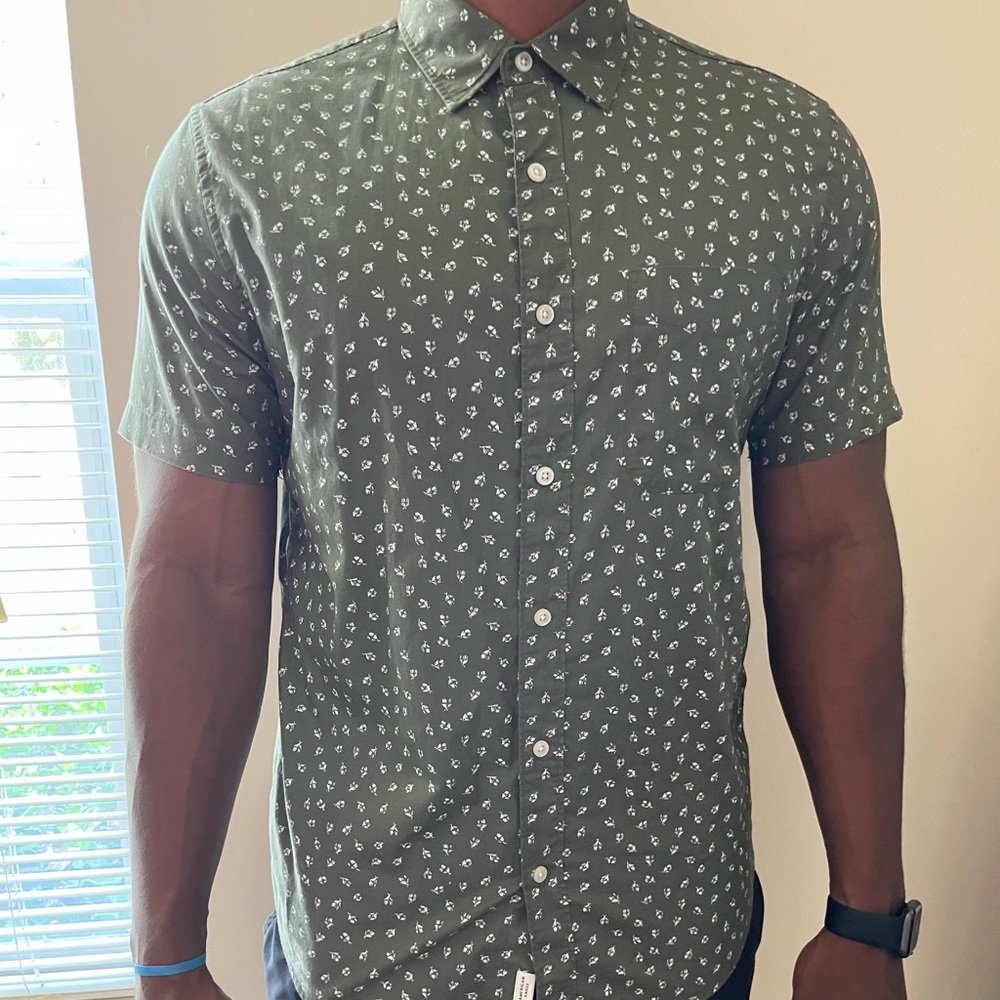 American Eagle Button Up